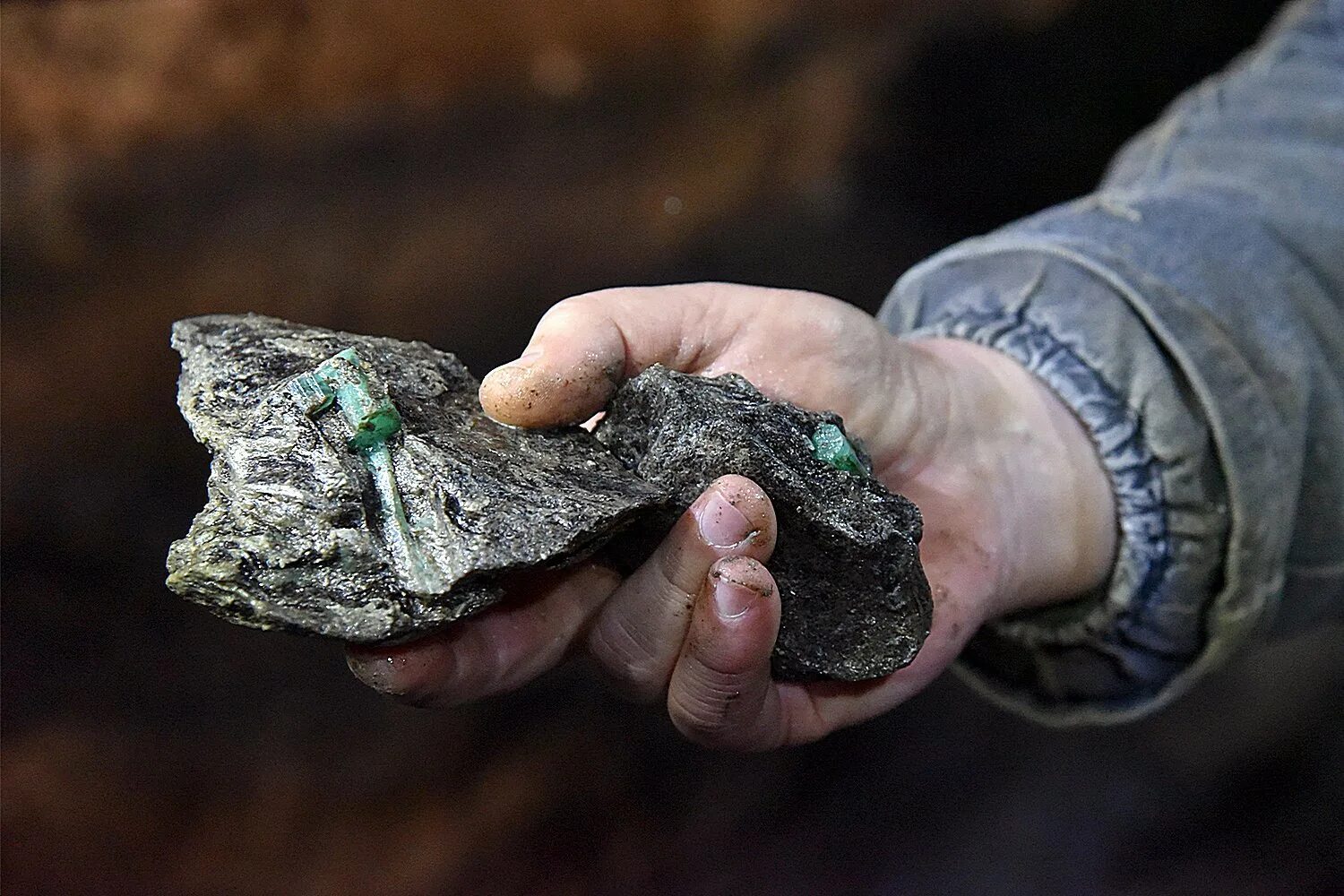 Stone mining. Изумруд Мариинский прииск. Малышевский изумрудный рудник. Малышевский рудник изумруд. Малышевское месторождение изумрудов в Свердловской области.