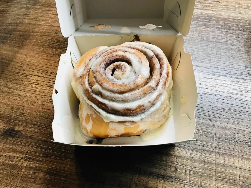 Фисташковый синнабон. Синнабон булочки синабон. Cinnabon булочки с корицей. Байтсы синнабон. Синнабон сладость.