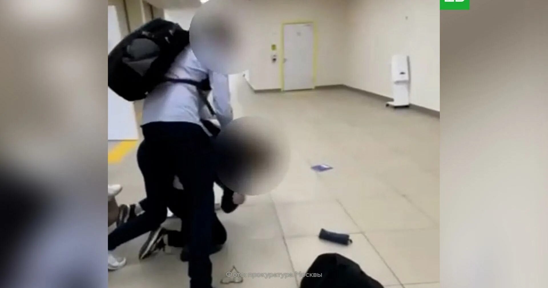 Драка в школе тагил. Драка в школе тагил. Подростки избили женщину. Девочки в школе. Драка в школе тагил.