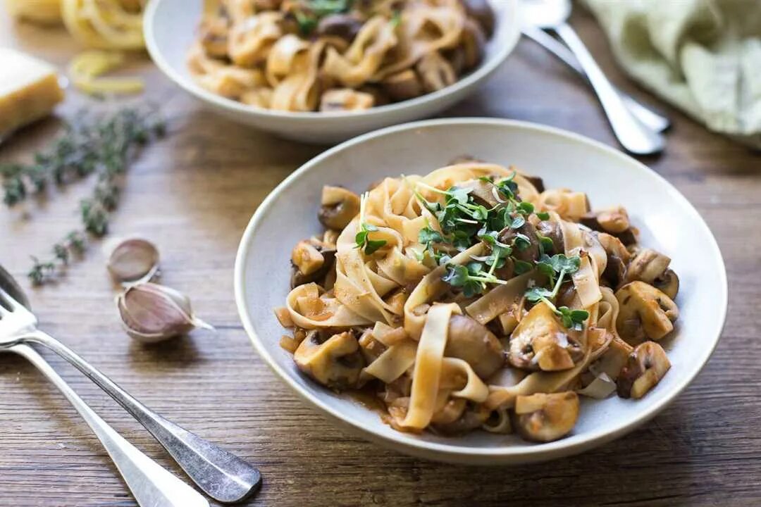 Лапша с грибами в соусе. Тальятелле (tagliatelle). паста тальятелле с грибами. тальятелли с белыми грибами. тальятелле с грибами в сливочном соусе.