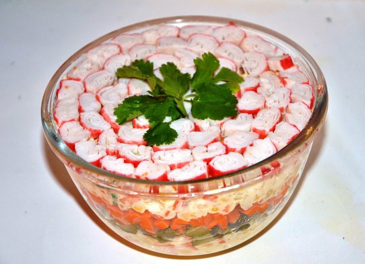 Красивый салат из крабовых палочек. Необычные салаты с крабовыми палочками. Салат из крабовых палочек необычный. Салат круглый