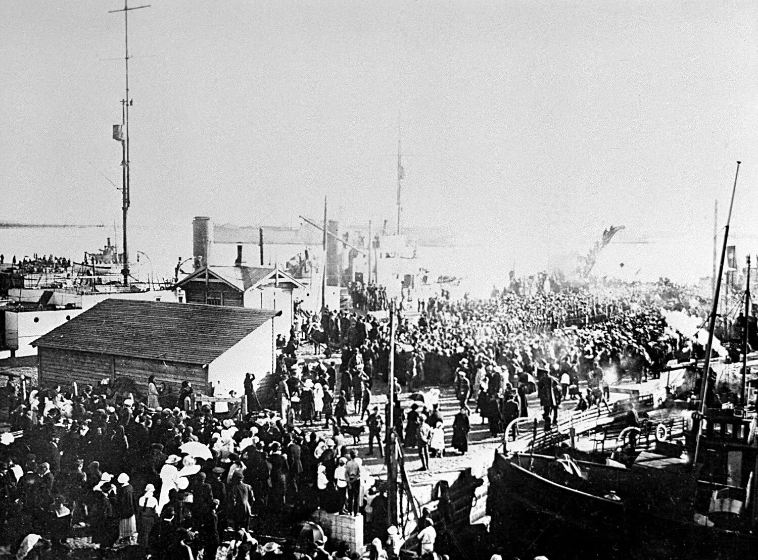 Интервенты в архангельске 1918. Высадка англичан в мурманске. Архангельск 1918 интервенция. Интервенция мурманск 1918-1920. Интервенция мурманск 1918-1920.