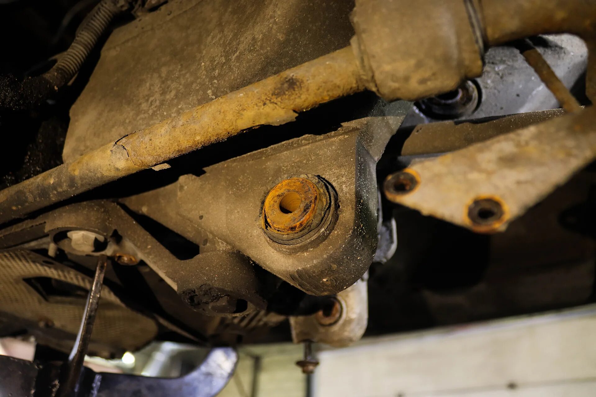 Сайлентблок вольво хс90. Сайлентблок volvo s80. Сайлентблоки задней подвески вольво. Volvo xc70 сайлентблок заднего поперечного рычага. Комплект сайлентблоков задней подвески volvo xc90.