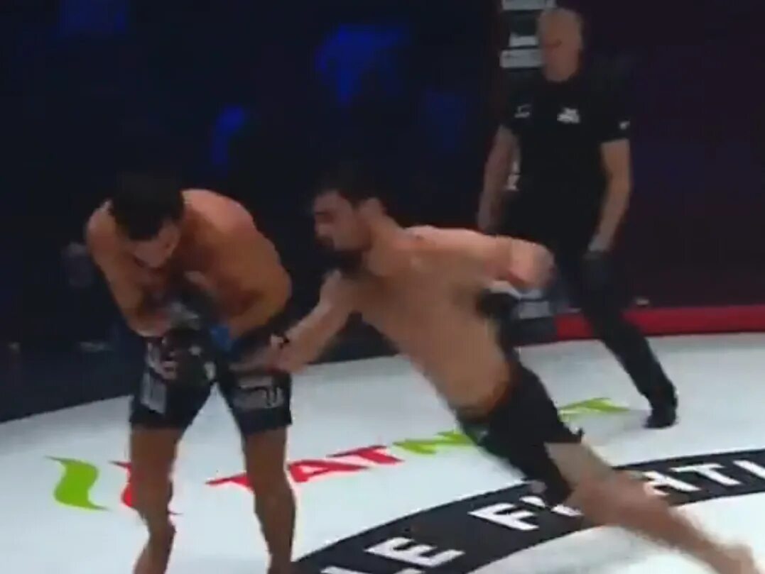 Данил сиркачик боец мма. Батраз сабанов мма. Руслан жемухов боец мма. Болевой на колено. Fight nights сочи корешков родригес.