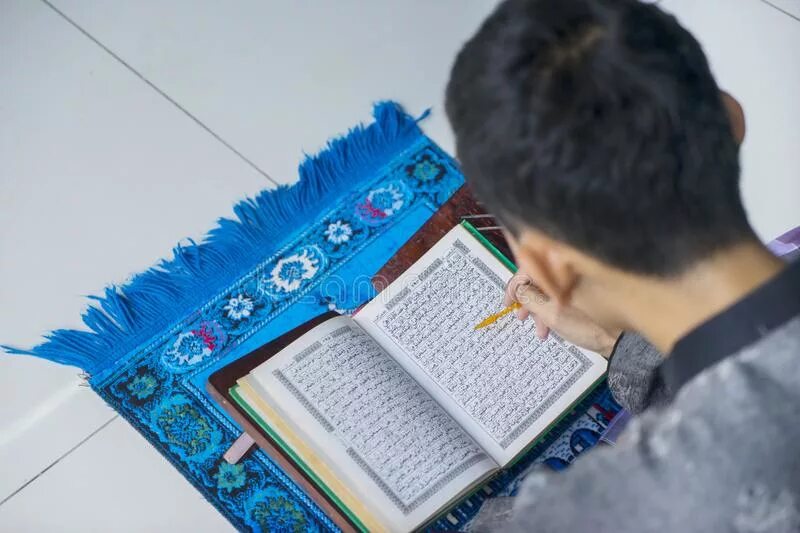 Читать коран медленно. Коран читать. Чтение Корана на дом. Дом в котором читают Коран. Мусульманка читает.