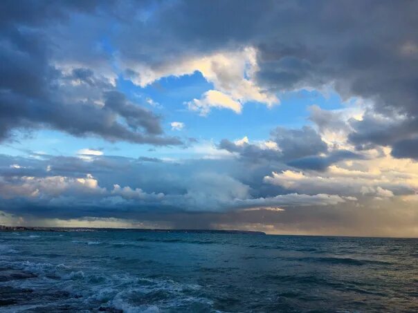 Голубое небо зеленый дом картинка. У моря из туч ворота к солнцу. Морская гладь. Sky met. Небоскрёб фигура.