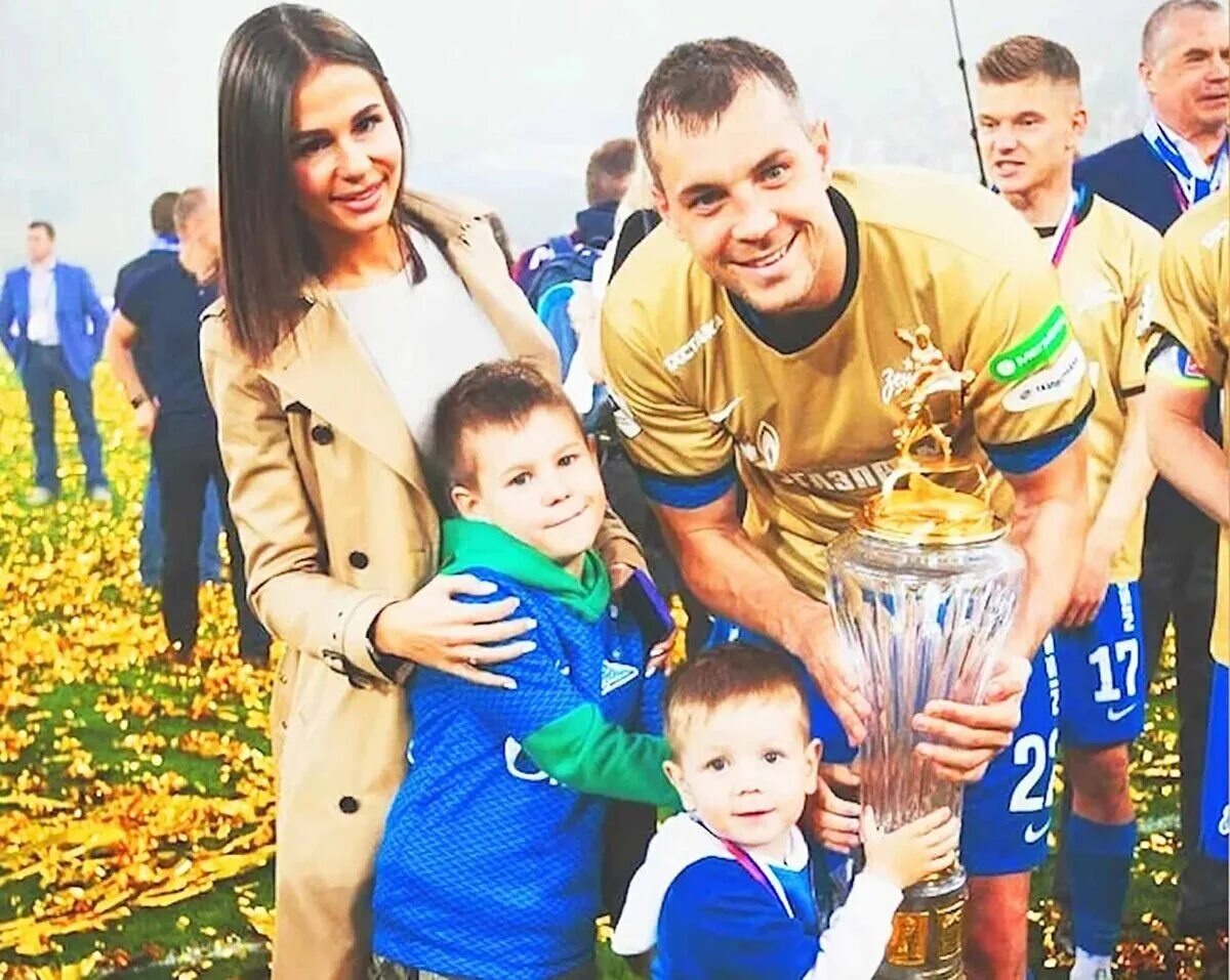 Дзюба родственники. Кристина Дзюба. Кристина Дзюба жена Артема. Жена Артема Дзюбы. Артем Дзюба семья.