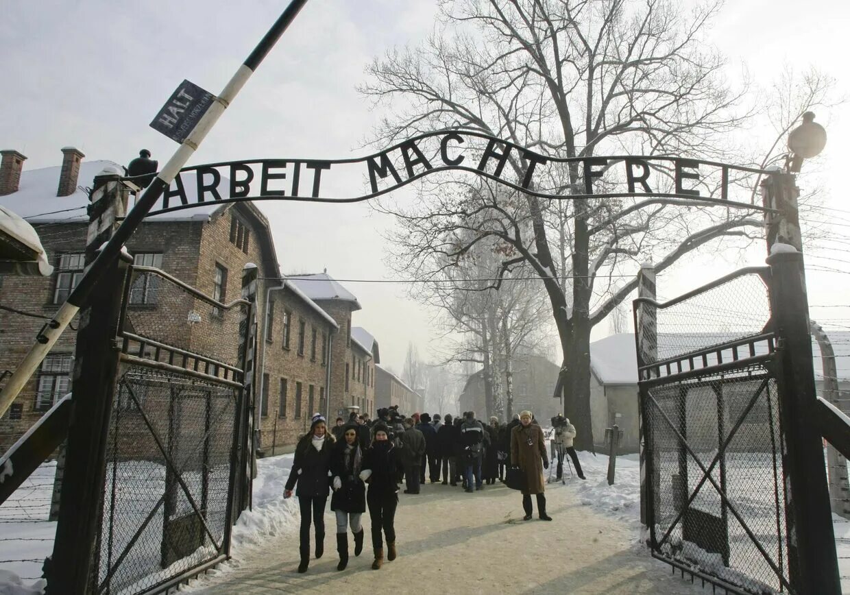 Ворота концлагеря Аушвиц (Arbeit macht frei). Лагерь Дахау труд освобождает. Arbeit macht frei Освенцим. Арбайт Махт Фрай Освенцим.