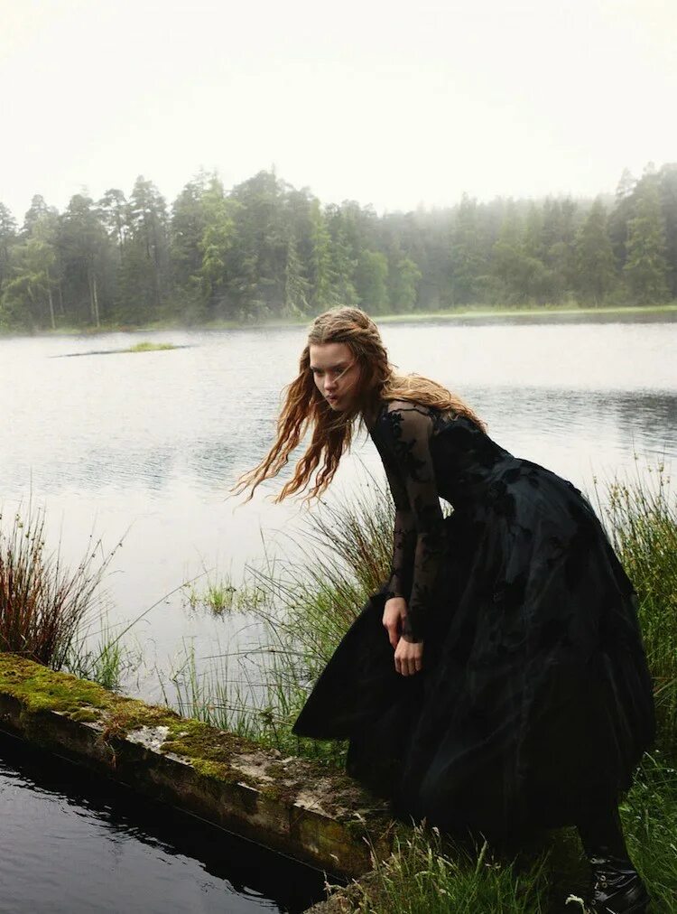 Девушка у озера 2007. Озеро ведьм. Фотосет в озере. Фотосессия в водоеме. Ведьма фотосессия.