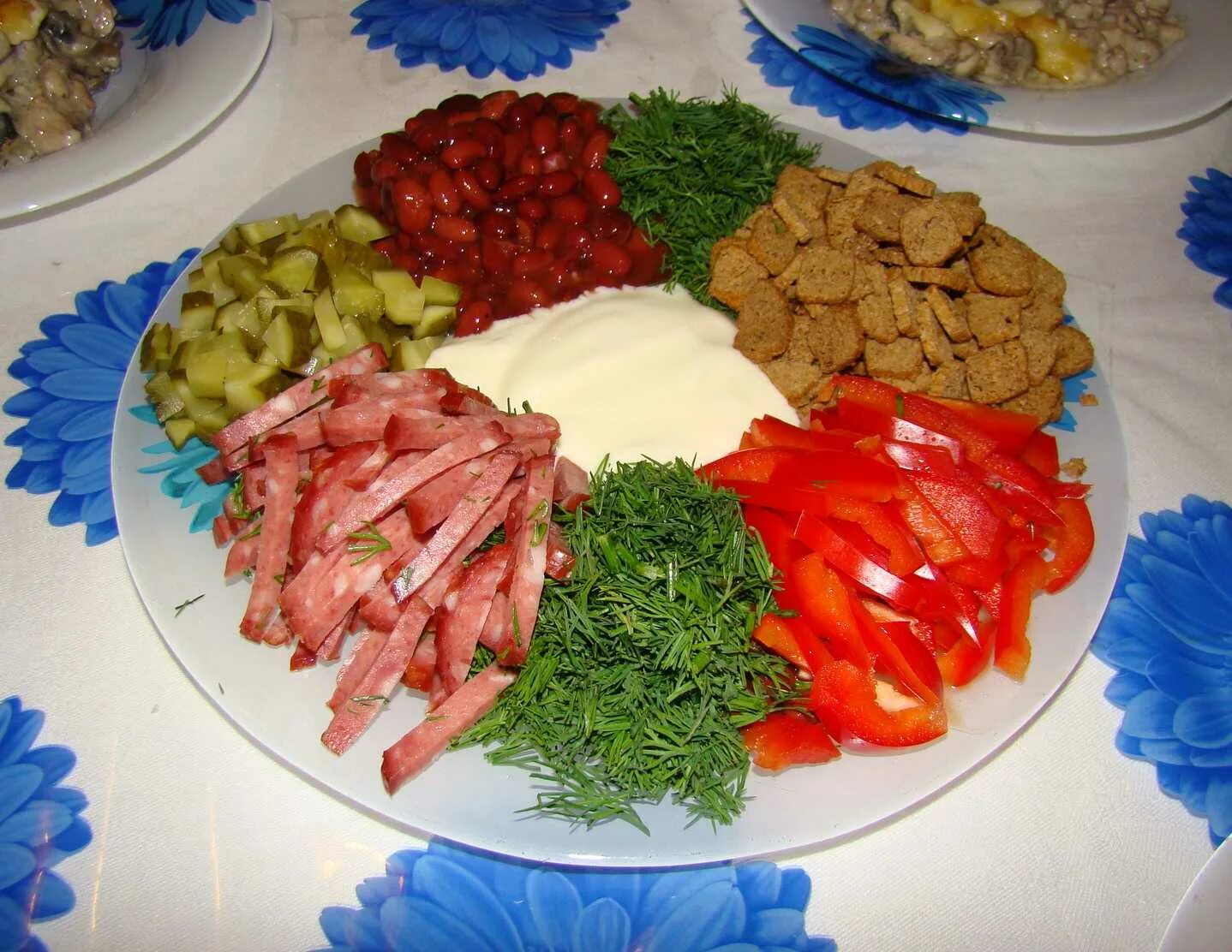Салат семь холмов. Салат радуга морковча. салат кучками. салат горками. салат калейдоскоп.