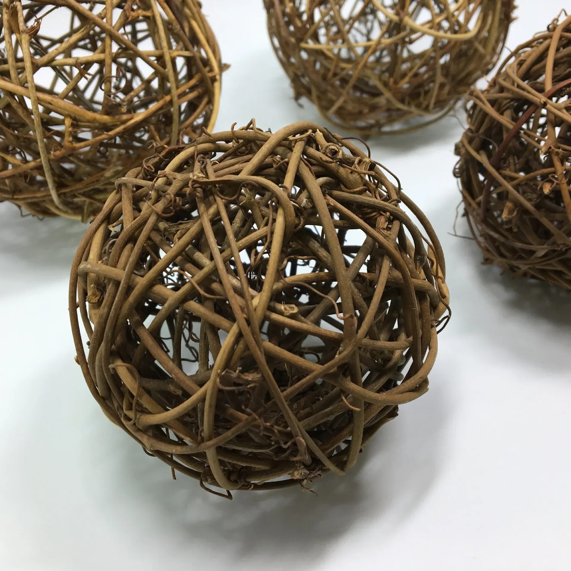 Ротанговые шарики в интерьере кухни. Кашпо шар из ротанга. Шарики из ротанга в интерьере. Плетеные шары для интерьера. Украшение шар ротанг.