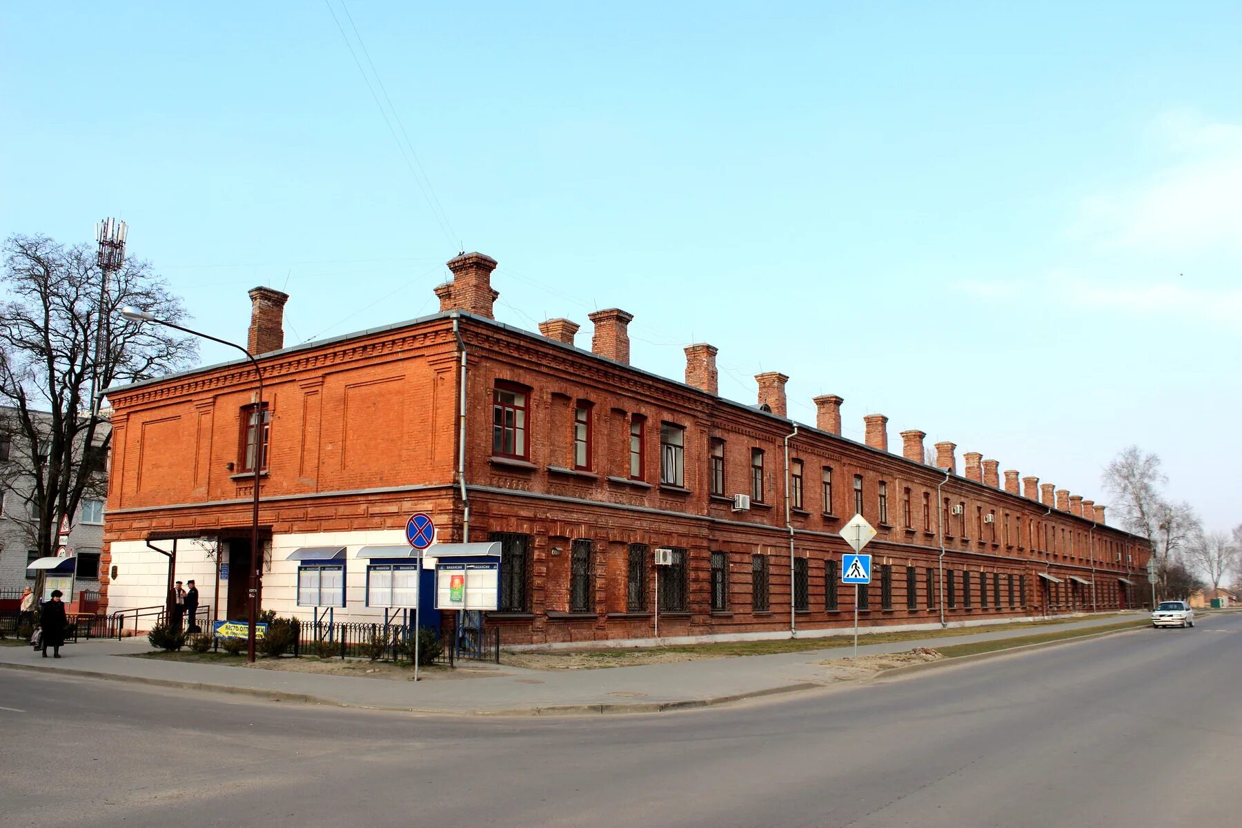 Двухэтажная казарма. Северный городок 49 томск. Брест самый старый жилой дом. Брест северный городок. Томск северный городок 52.