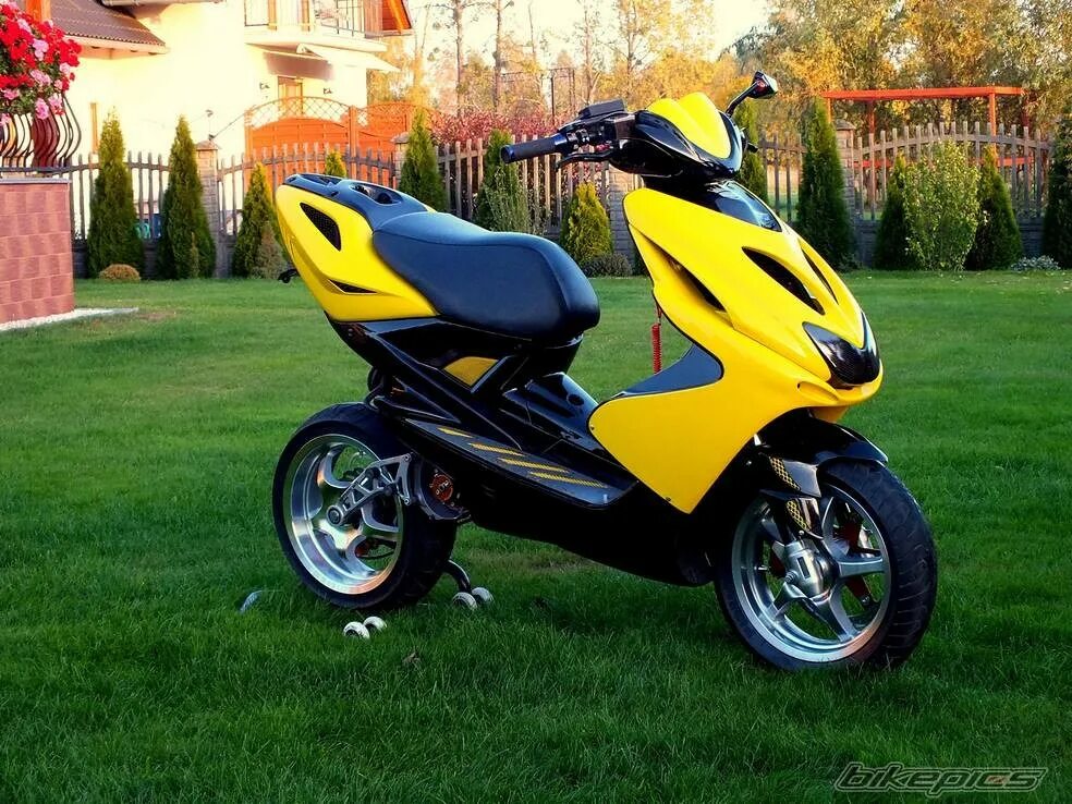 Yamaha Aerox. Ямаха аэрокс 50 кубов. Yamaha Aerox 2023. Yamaha Aerox жёлтый. Мопед фотографии