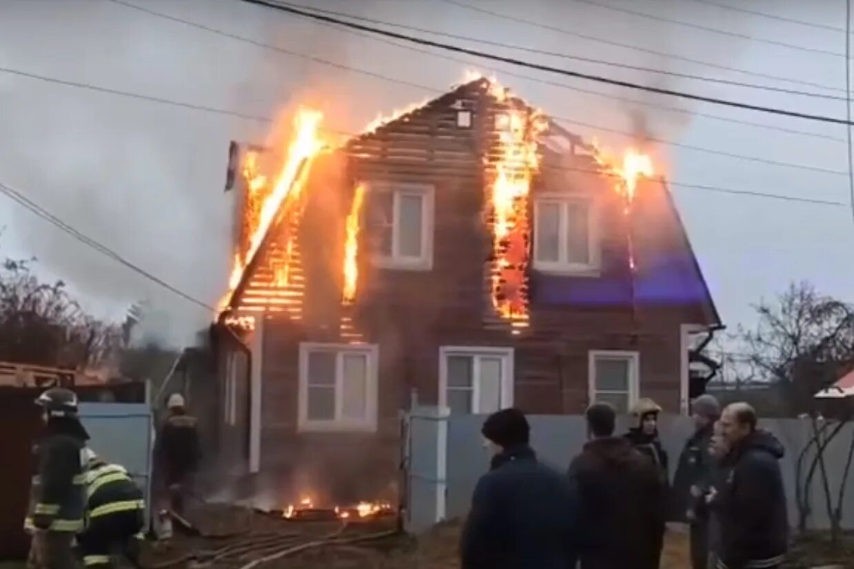 Дом в собственности сгорел. Пожар в Переславле Залесском 2020. Ярославль 2020 дом сгорел. Сгорел деревянный дом Перекоп. Торфяной дом горел.