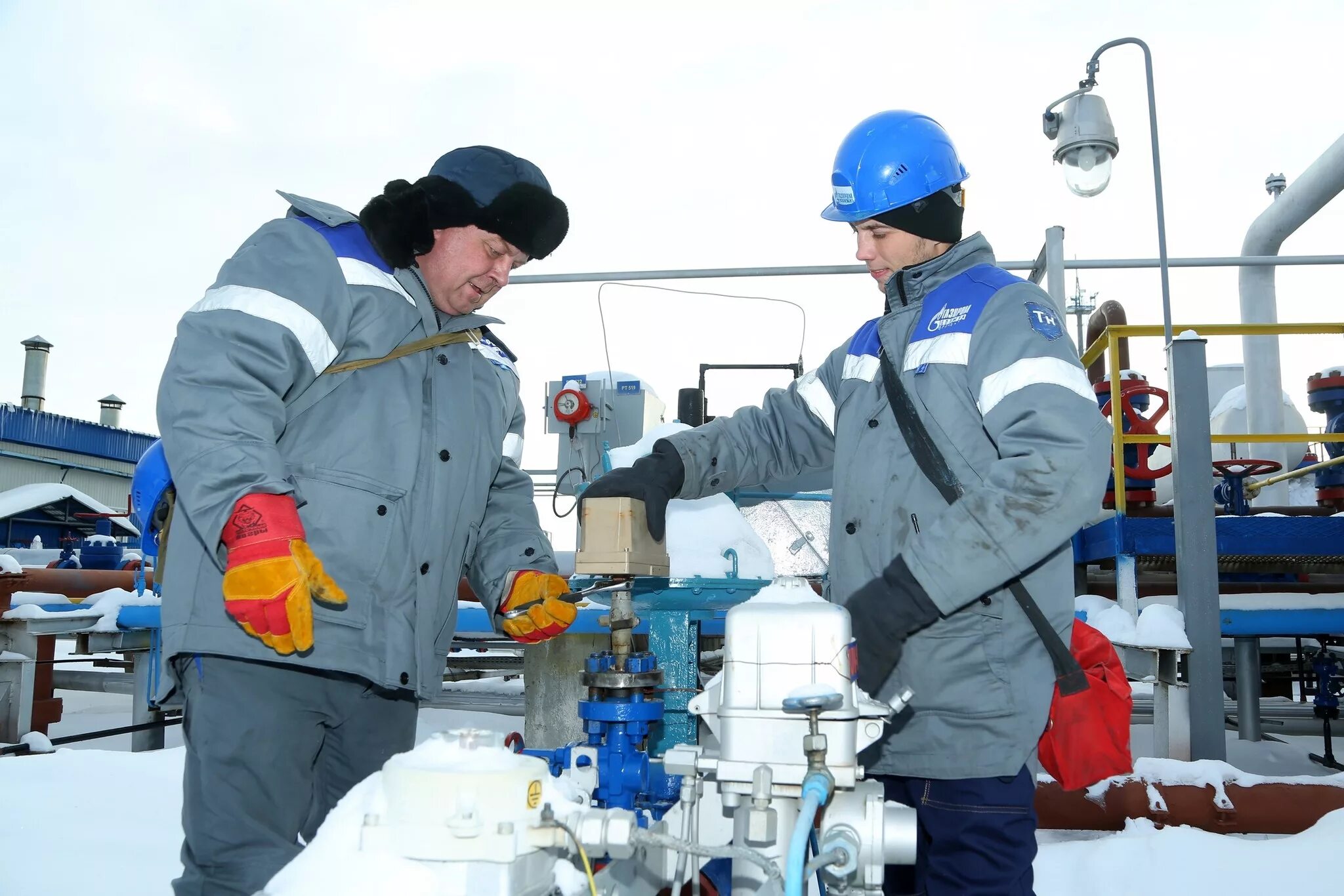 Работа на севере газа. Работа на севере газа. Нефтяники зимой. Работа на севере фото. Рабочие на севере.
