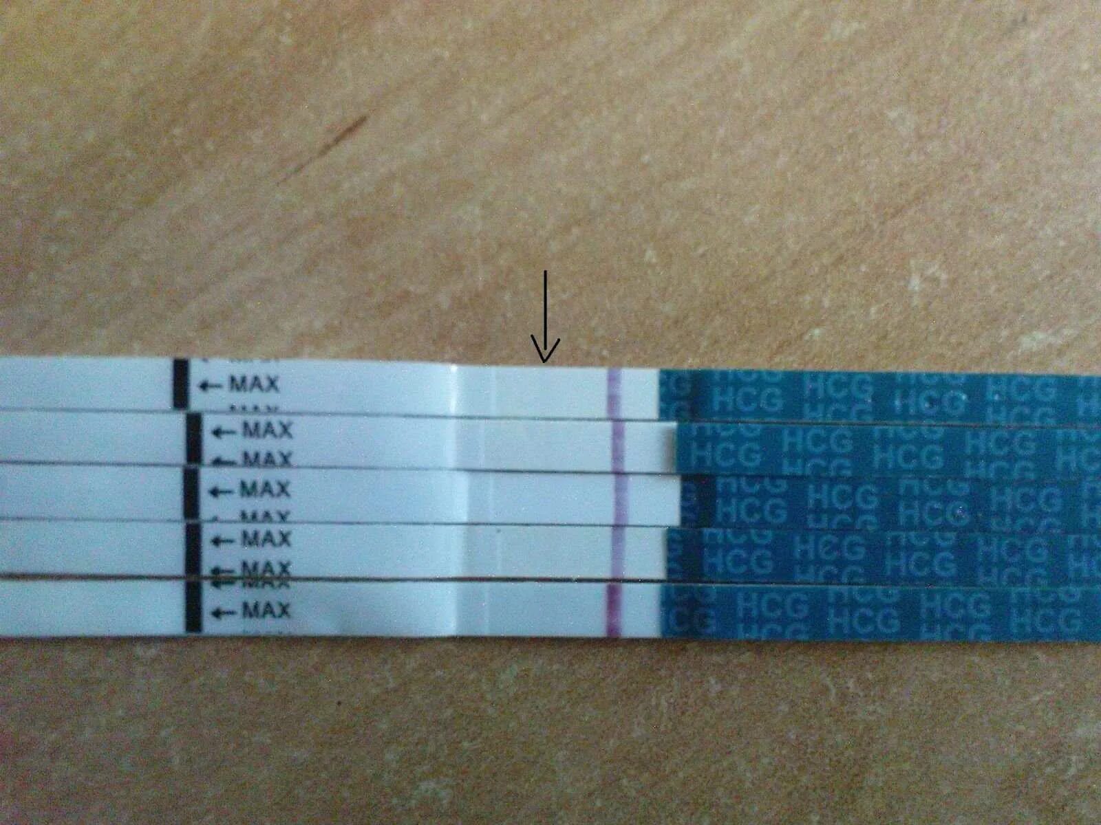 Тест на беременность 5 недель. Слабоположительный тест на беременность до задержки. Мама тест на беременность слабоположительный. Слабо положительный ьестн. Слабо положиеьлтный тест.