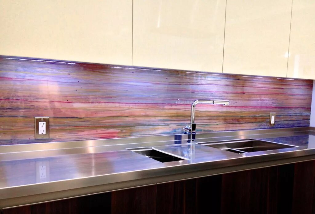 Стеклянная стеновая панель для кухни. Стеклянные панели для кухни. Как выглядит стеновая панель. Стеновая панель для кухни. Панели для кухни фартук.