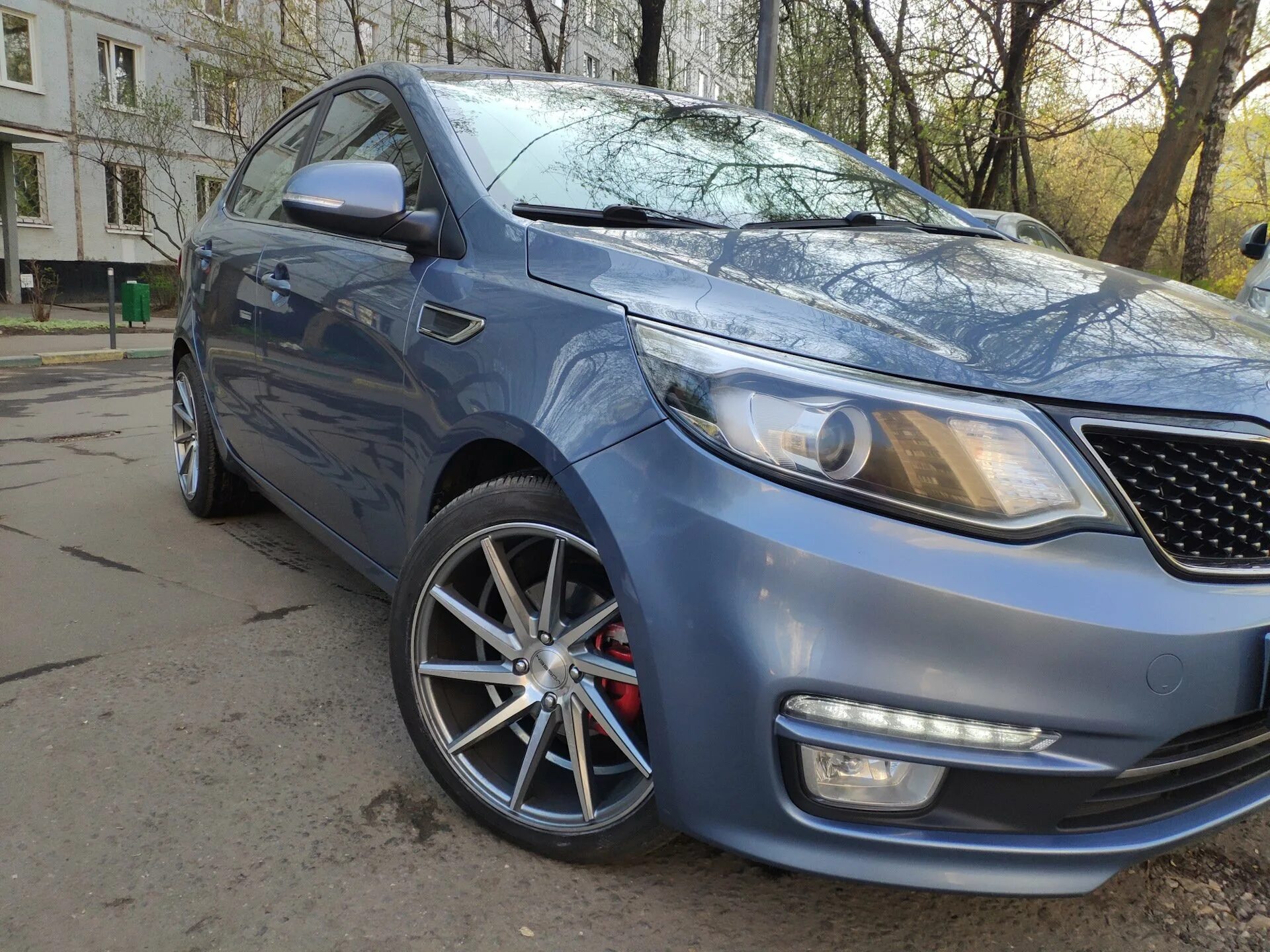 Какие диски рио 3. Kia rio 3 колеса 17. диски киа рио р16. кия рио на 17 дисках. kia rio на 17 дисках.