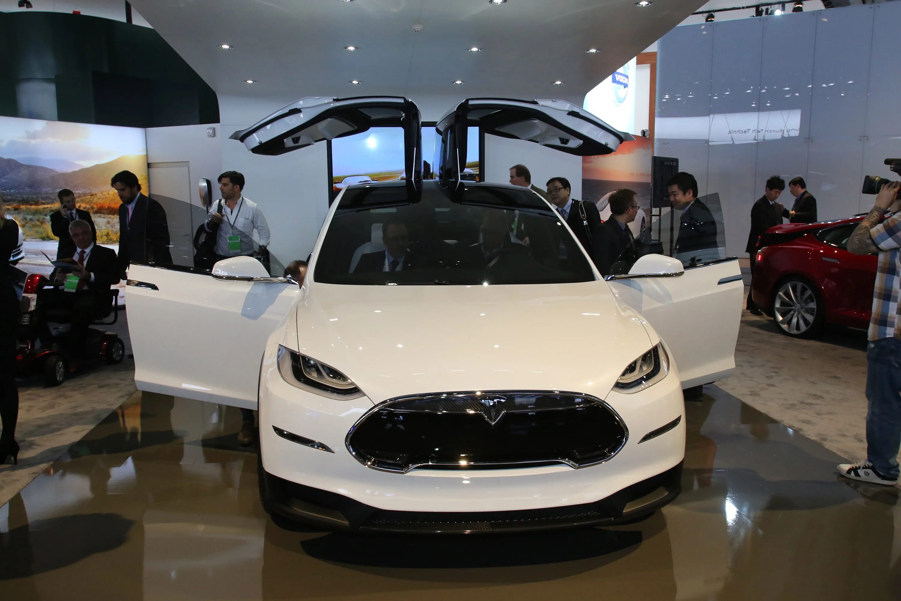 Где выпускают автомобиль. Tesla model x 2023. Тесла электрокар 2023 кроссовер. Производитель электромобилей Tesla. Tesla model x 2013.