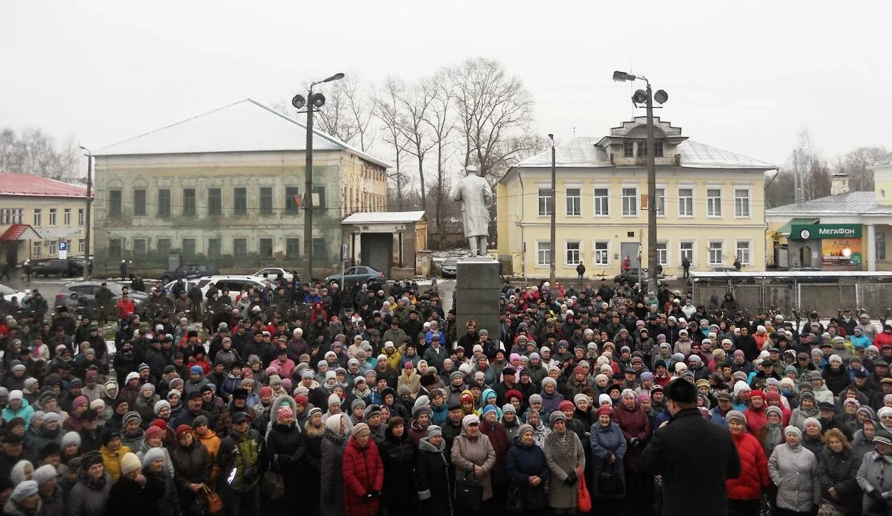 Родники вичуга. Вичуга население. Вичуга Ньюс. Митинг Иваново. Люди на Вичугской площади.