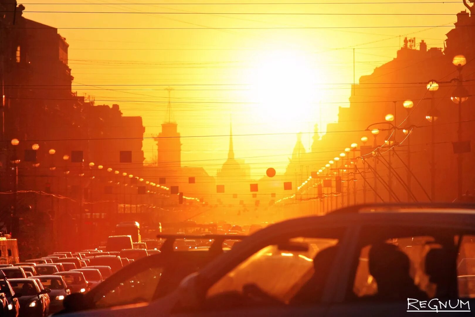 Жара песня слова. Фонтан лужа музеон. Gayazov brother filatov karas пошла жара текст. Летний день в городе. Жара в городе.