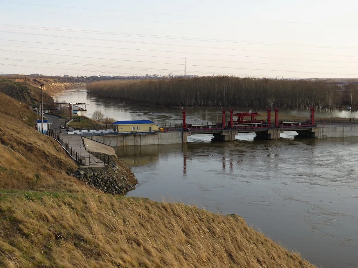 Какой уровень рек в городе ишим. Река ишим петропавловск. петропавловск ишим дамба. дамба на ишим в казахстане. река ишим сергеевское водохранилище.