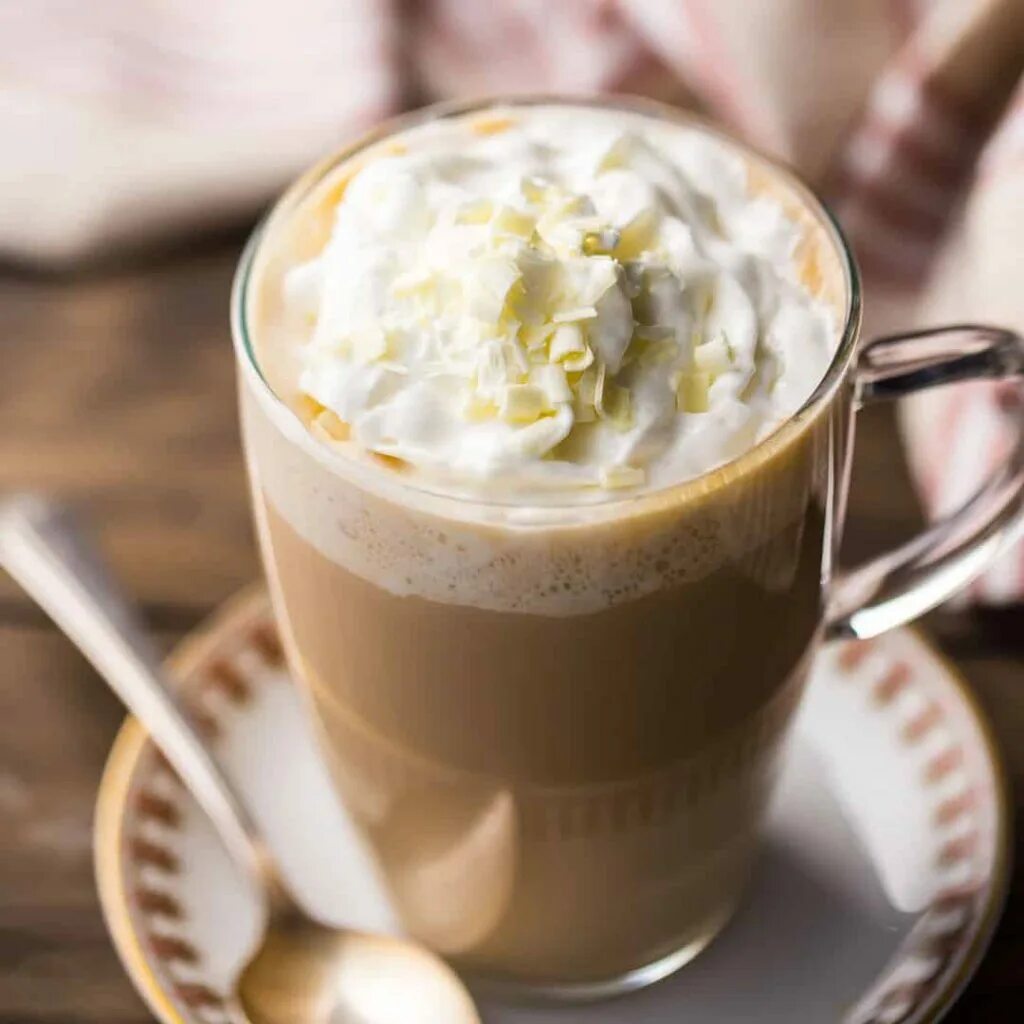 Мокко кофейные напитки. Уайт мокко. white chocolate mocha. mocha white mocha. кофе мокко на белом шоколаде.