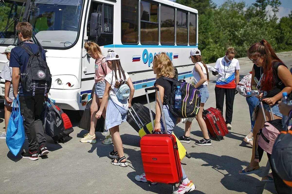 Отъезд детей в лагерь. Поездка в лагерь. Дети с чемоданами в лагере. Поездка в летний лагерь. Родители отправляющие детей в лагерь