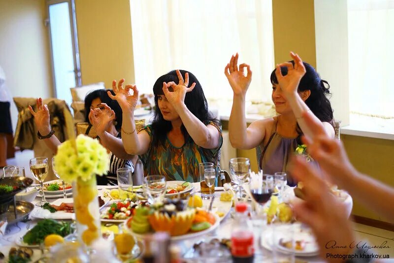 конкурсы на др за столом. игры для компании взрослых за столом прикольные на день рождения. день рождение за столом прикольные. конкурсы на др за столом. веселая компания за столом.