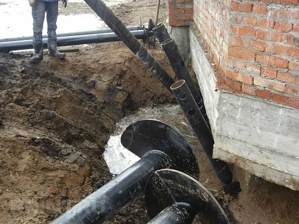 Трещины в фундаменте. Разрушение кирпичной кладки цоколя. Укрепить лопнувший. Усиление фундамента. Просадка фундамента здания.