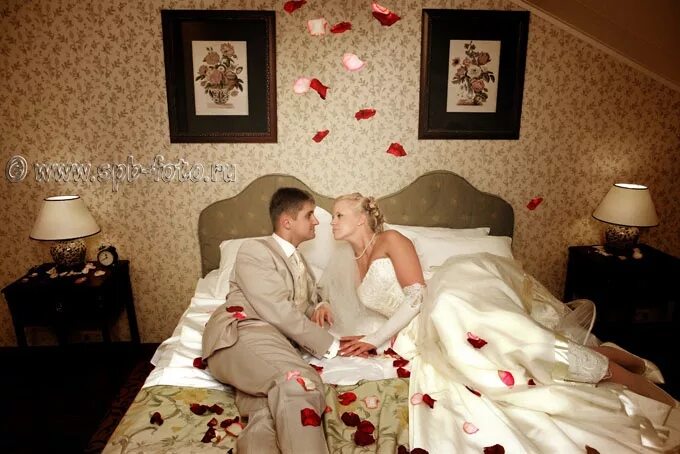 первая брачная ночь молодоженов. жених и невеста в постели. первая брачная ночь домашнее. новобрачные в постели. 1 брачная ночь молодожен.