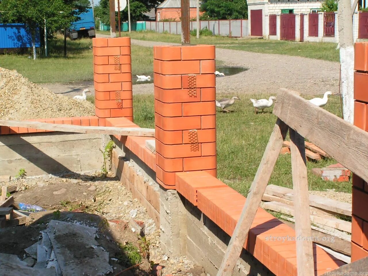 Фундамент под кирпичный столб. Столбы из кирпича для забора. забор с кирпичными столбами. кладка кирпичных столбов для забора. кладка столбов из кирпича для забора.