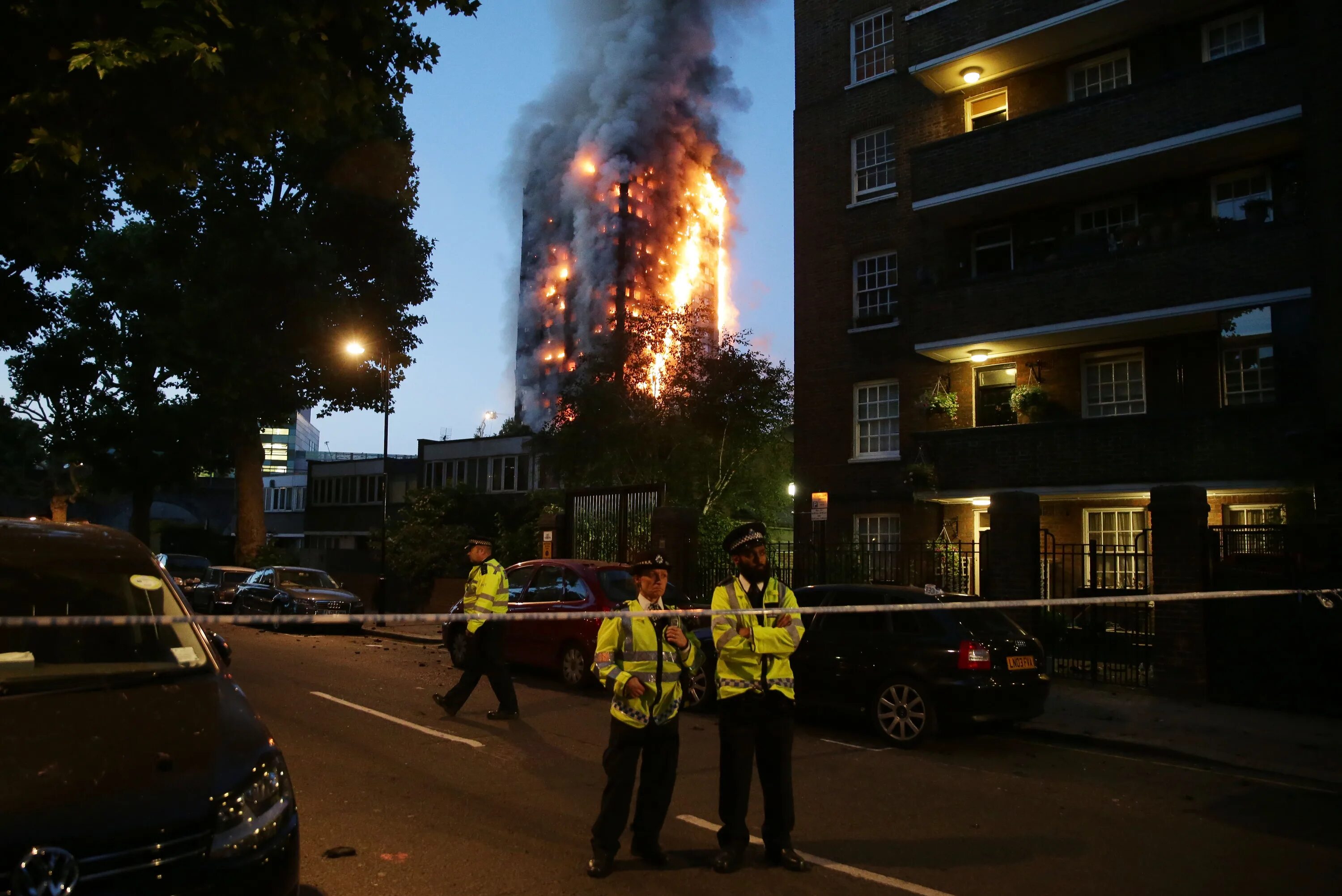 Пожары 2017 год. Пожар в Grenfell Tower, Лондон, 2017 год. Пожар в здании Grenfell Tower в Лондоне. Гренфелл Тауэр пожар. Гренфелл Тауэр Лондон.