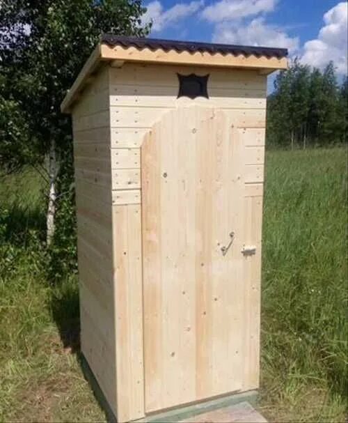 Купить крышу для туалета. Туалет для дачи. Туалет дачный. Уличный туалет для дачи. Деревянный туалет.