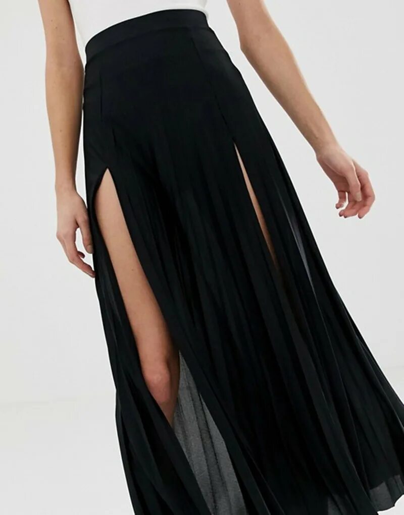 Под разрезом юбки. Широкие штаны с разрезами. Под разрезом юбки. Юбка с разрезом спереди 2022. Через разрез платья.