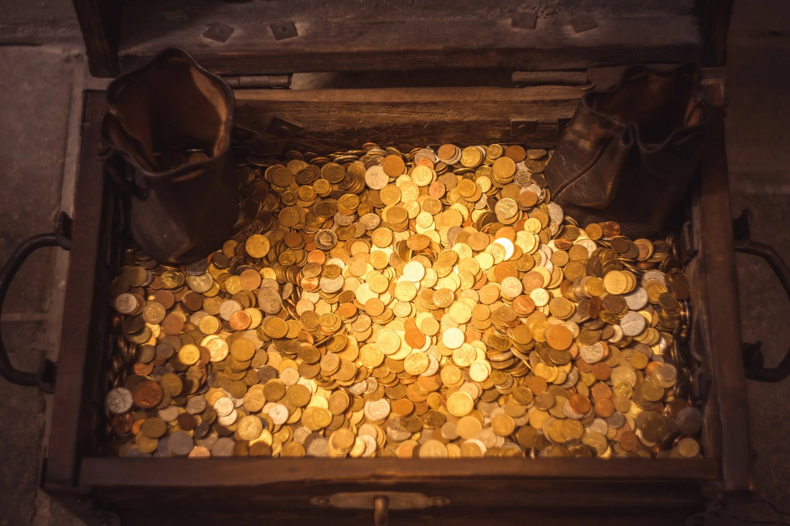 Слитки золота фото. Золото 1000. 600 кг золота. 5 золото. 200 тысяч золотом.