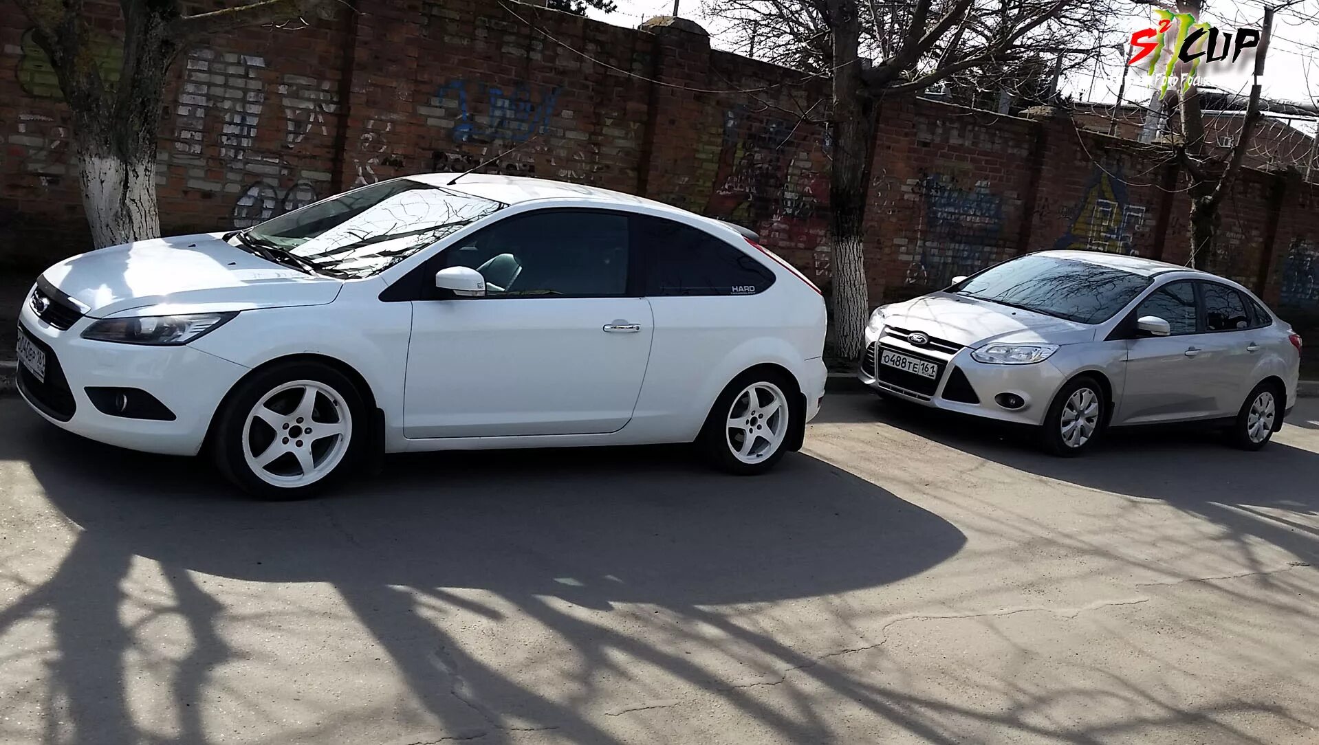 Форд фокус 3 хэтчбек белый на дисках. Белый фокус на белых дисках. Форд фокус 3 хэтчбек белый на литых дисках. Ford ford focus 3 te37. Форд фокус 3 хэтчбек белый на дисках.