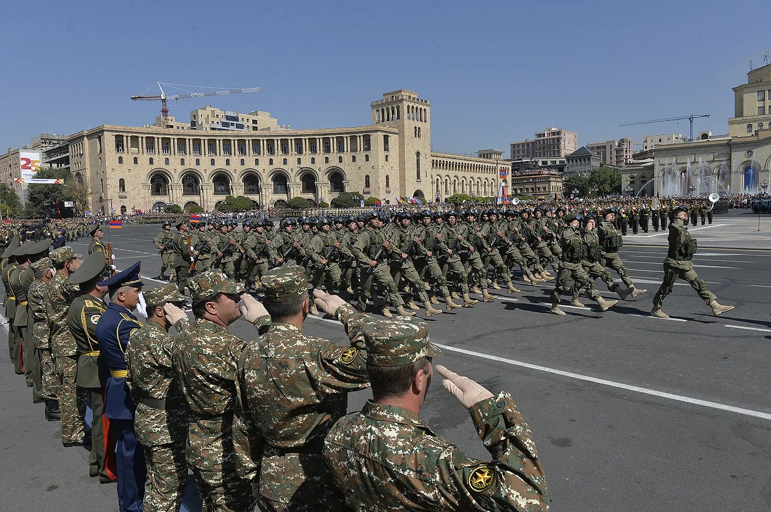 Ереван дата. Военный парад в Ереване. 21.09.1996. Армия Армении парад. Армянская армия на параде. Военный парад в Ереване.