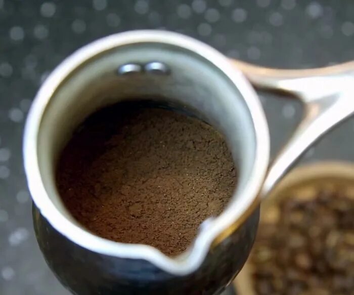 Заварить кофе в домашних условиях. Молотый кофе в турке. Кофе в турке на 350 мл воды. Жмых из кофе в турке. Досыпь кофе.