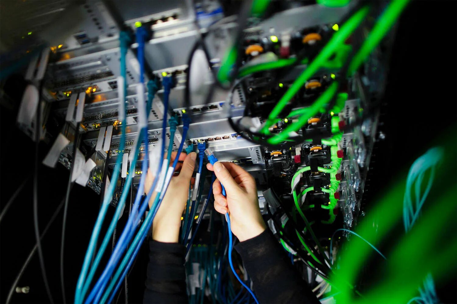Сбой в работе интернета сегодня. Оборудование провайдера. операторы интернета. it оборудование. оборудование интернет провайдера.