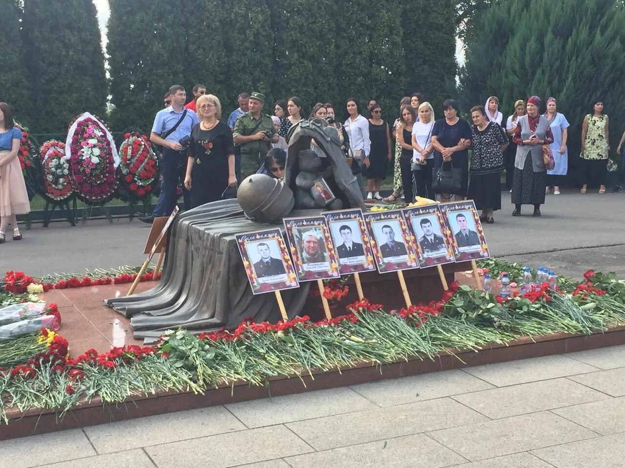 Траурная церемония в Беслане. Теракты в школах Краснодара. Барнаул 52 школа теракт. Теракт 2 школа Череповец. Терроризм в школах 2023