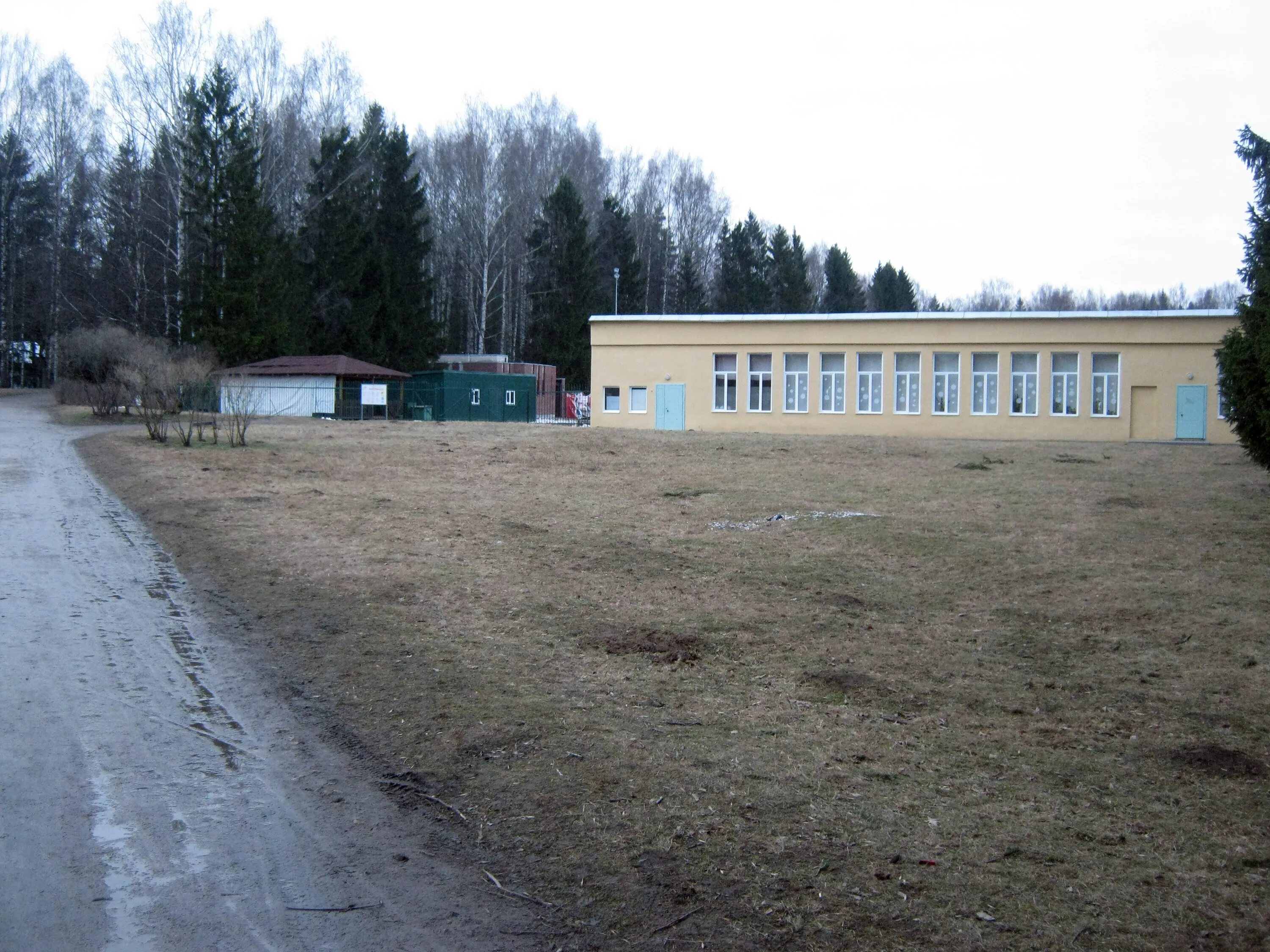 Павловский стадион. Стадион в Павловске СПБ. Стадион в Павловском парке. Стадион в Павловском парке Санкт-Петербург. Стадион в Павловском парке есть ли там переодевалка.