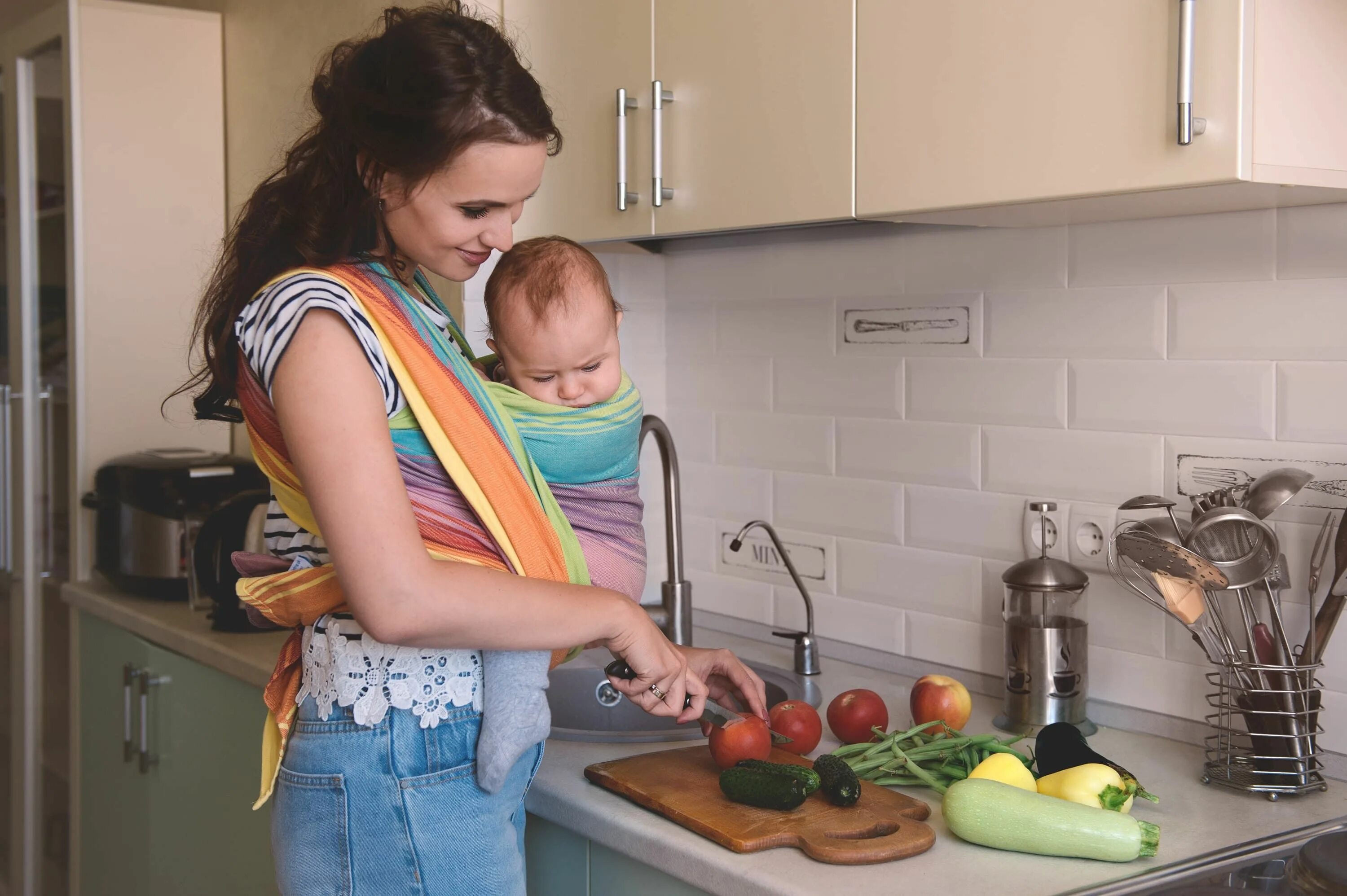 Mommy makes. Мама с ребенком на кухне. Фотосессия мама и дети на кухне. Мама с младенцем на кухне. Питание мамы.