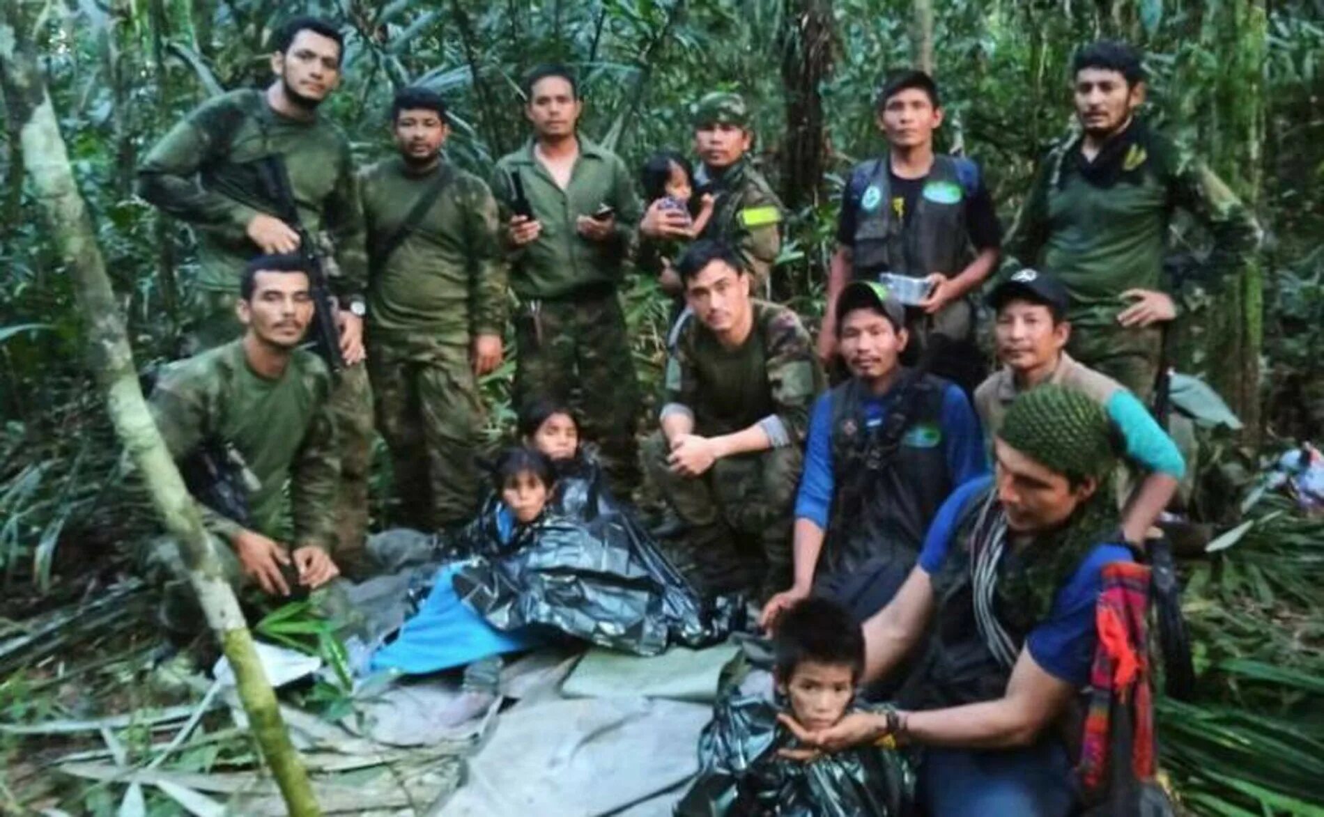 В джунглях Колумбии нашли четырех детей. Нашли детей в джунглях Колумбии живыми. Четверо детей в Колумбии выжили. Четверых детей нашли в Колумбии.