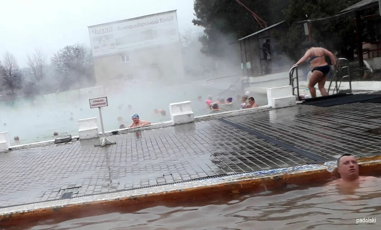 Вода парнас. Берегово бассейн термальных вод. Берегово Закарпатье. Береговое Закарпатье термальные источники цены 2017.