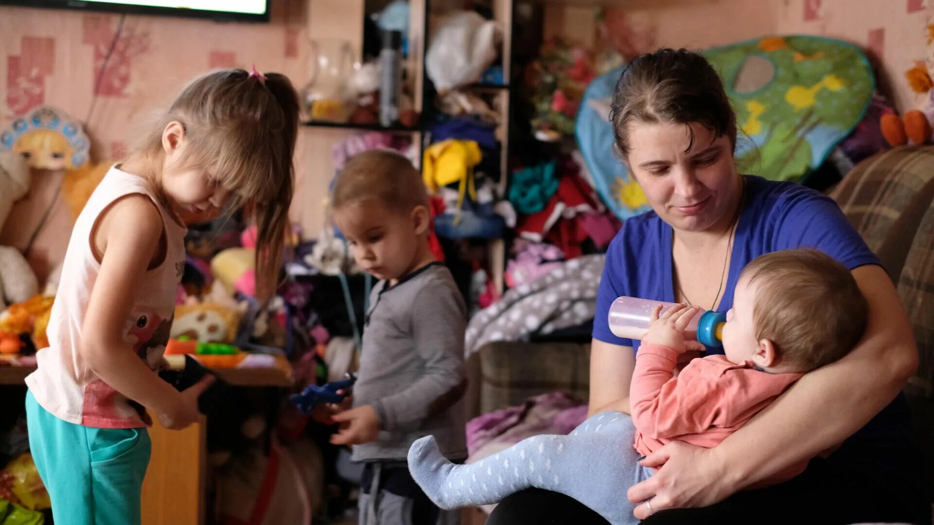 Развод многодетных родителей. Многодетная семья. Дети из многодетных семей. Малоимущие семьи с детьми. Бедная семья.