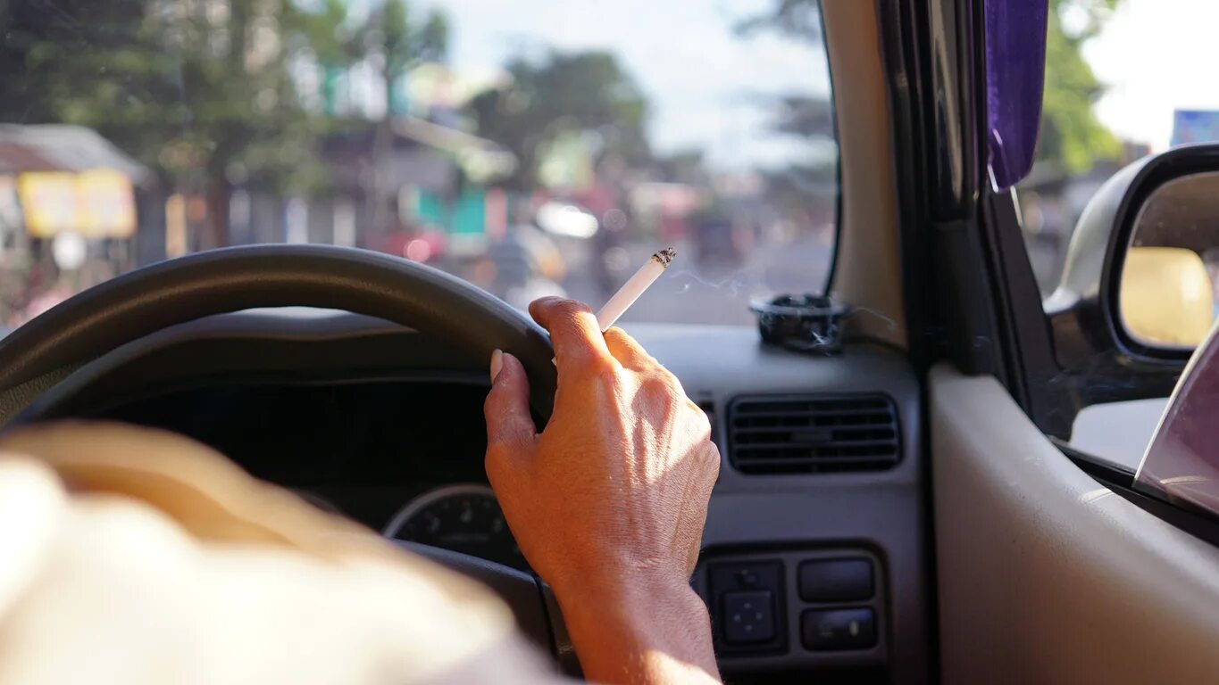Сигарета авто. Курящая женщина в машине. Smoking drive. Гуф курит за рулем. Водитель в шлепках.