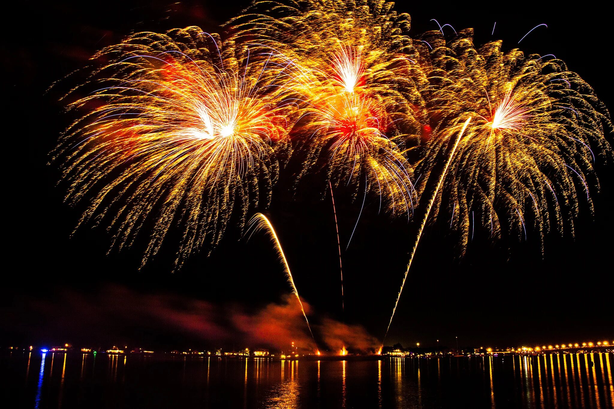 Show me fireworks. Fireworks. уен fireworks. burst willow салют. f b fireworks.