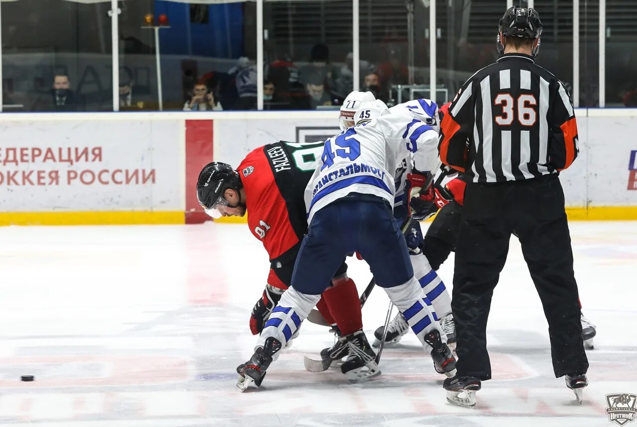 Альметьевск нефтяник все фото. База нефтяник альметьевск фото раздевалки. Хк нефтяник. Нефтяник зауралье. Хоккейная нефтяник курган.