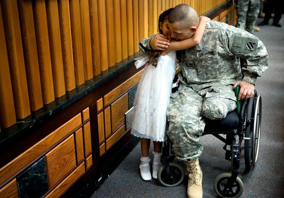 Военнослужащие инвалиды. Возвращение солдата. Американские солдаты инвалиды. Муж вернулся с сво